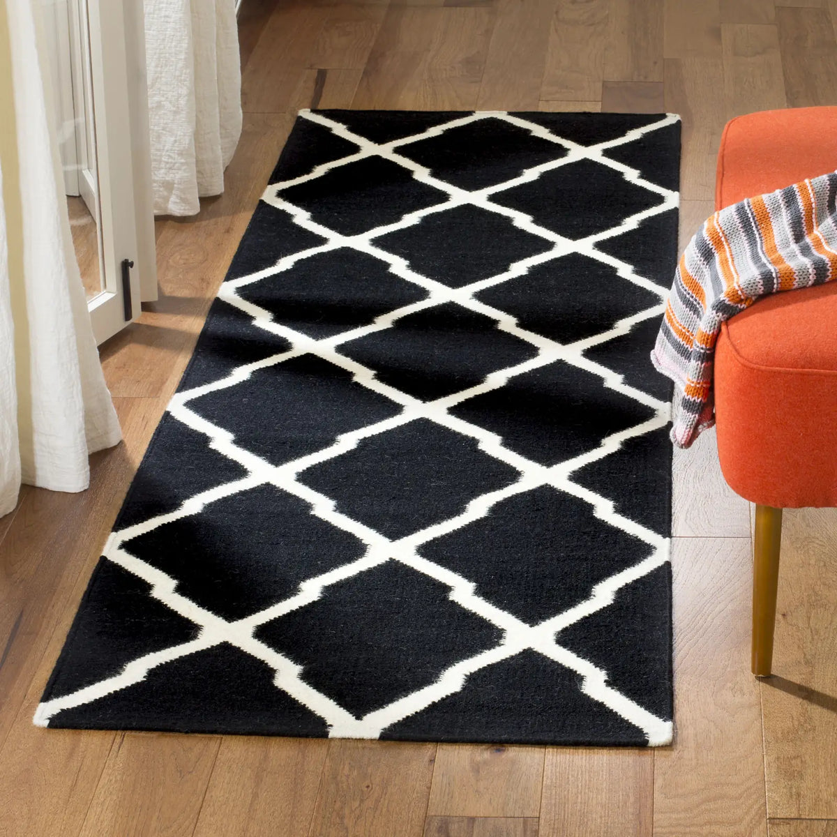 Safavieh Dhurries 2'-6" x 12'-0" Rug in Black / Ivory