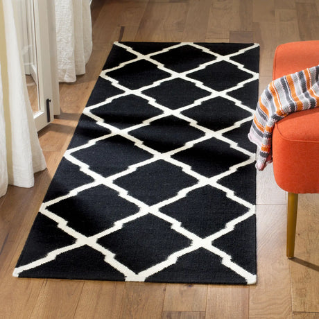 Safavieh Dhurries 2'-6" x 12'-0" Rug in Black / Ivory