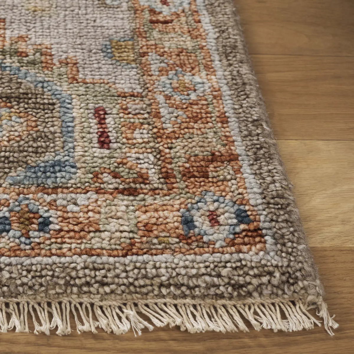 Safavieh Samarkand 6'-0" x 9'-0" Rug in Beige / Gold