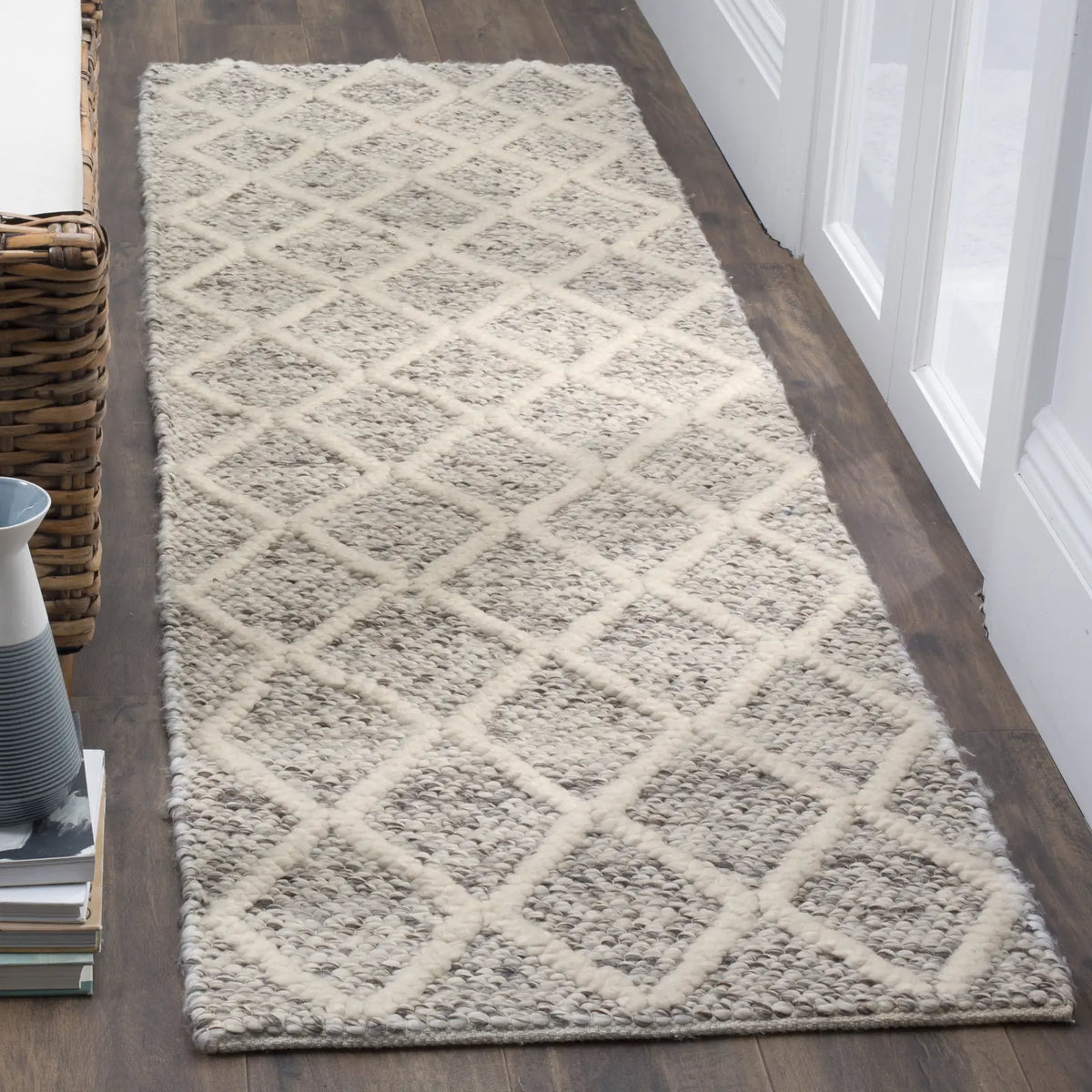 Safavieh Natura 2'-3" x 8'-0" Rug in Ivory / Stone