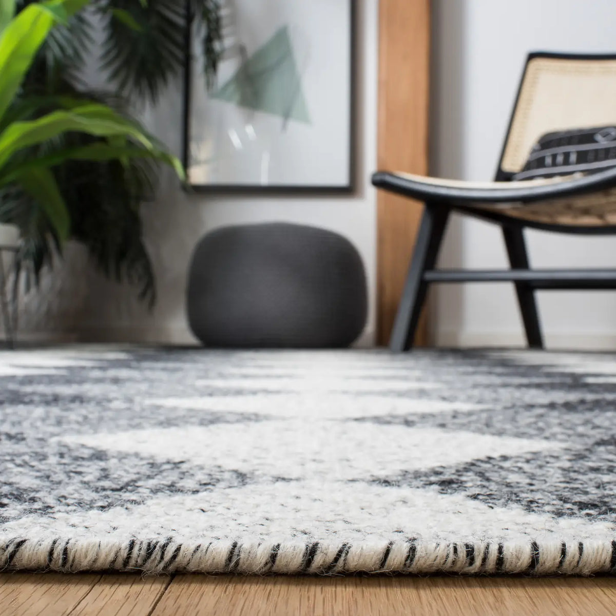 Safavieh Kilim 4'-0" x 6'-0" Rug in Black / Ivory
