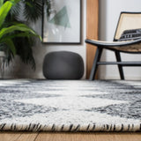 Safavieh Kilim 4'-0" x 6'-0" Rug in Black / Ivory