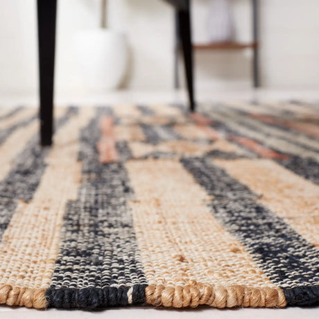 Safavieh Kilim 4'-0" x 6'-0" Rug in Natural / Black