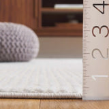 Safavieh Saylor 100 4'-0" x 6'-0" Rug in Ivory
