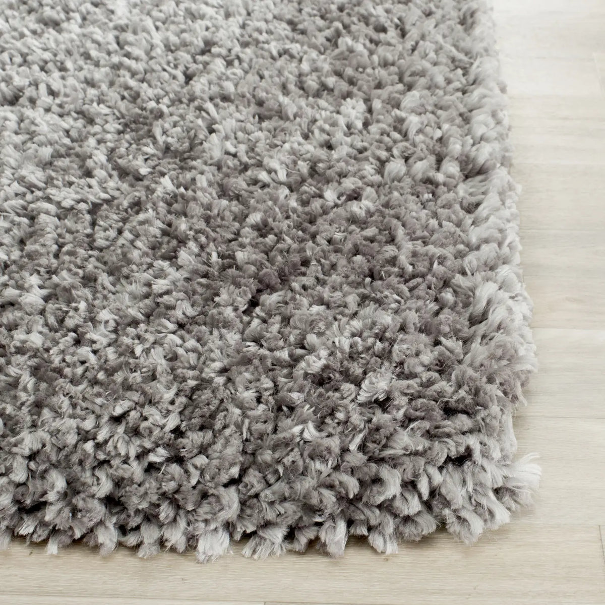 Safavieh Shag 2'-3" x 7'-0" Rug in Silver