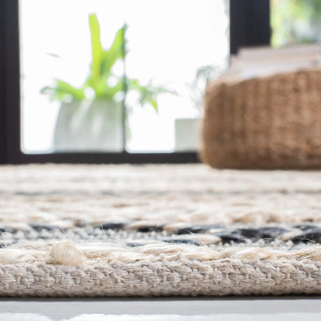 Safavieh Natural Fiber 4'-0" x 6'-0" Rug in Natural / Grey
