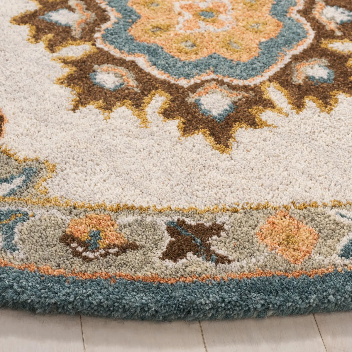 Safavieh Heritage 6'-0" x 6'-0" Rug in Beige / Ivory