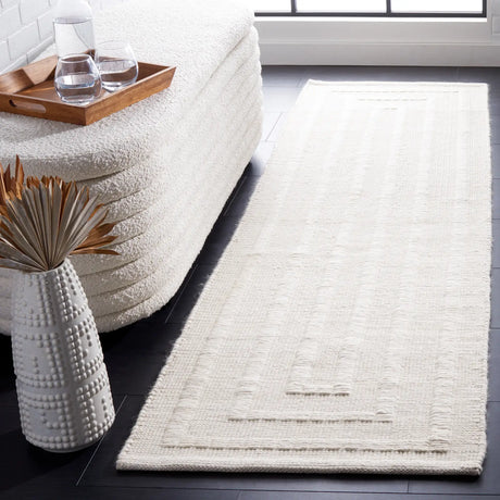 Safavieh Natura 2'-3" x 8'-0" Rug in Ivory / Beige