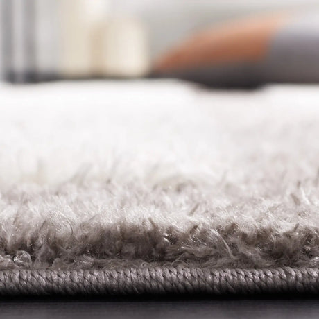Safavieh Norway 4'-0" x 6'-0" Rug in Grey / Ivory