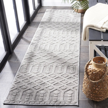 Safavieh Global 2'-2" x 8'-0" Rug in Grey / Ivory