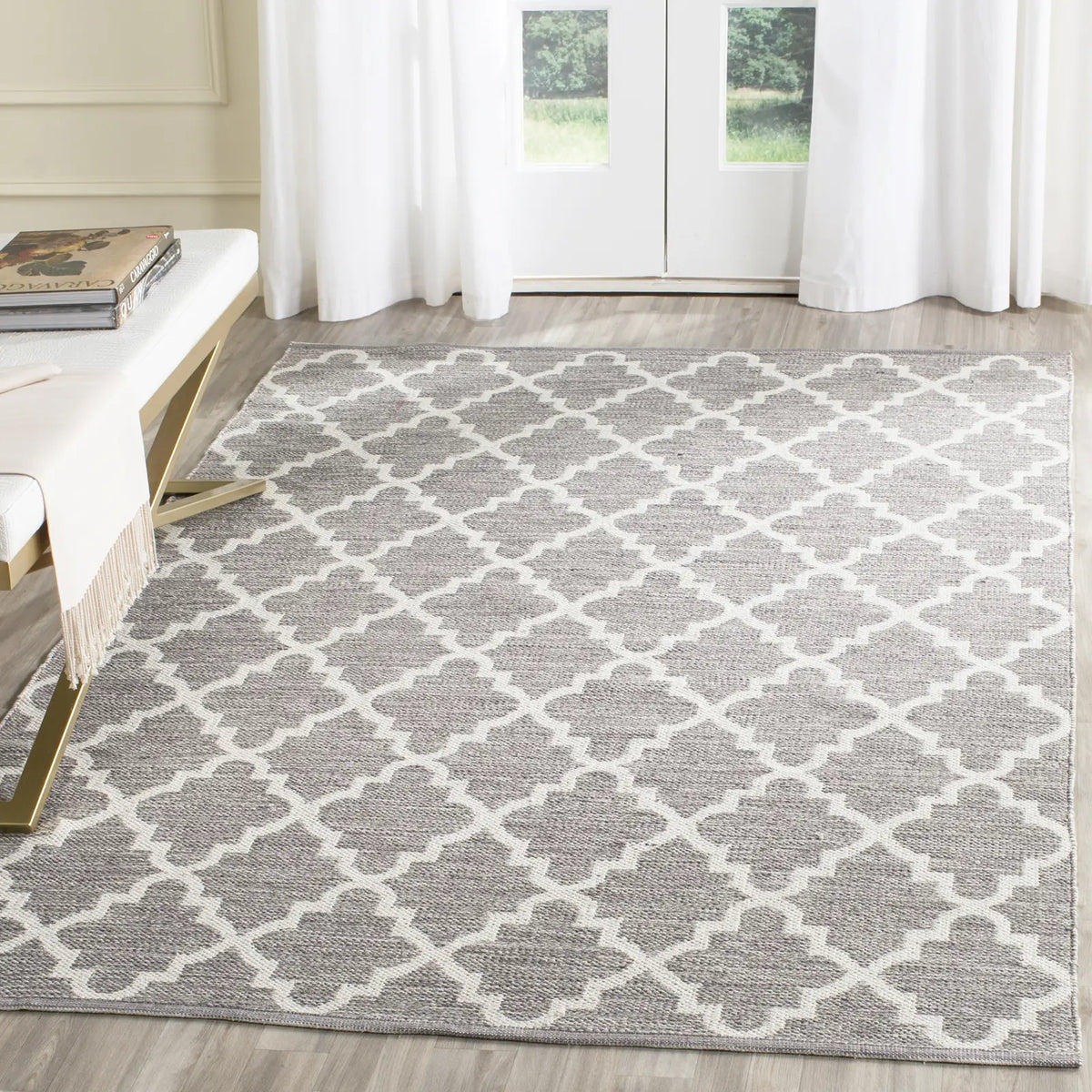 Safavieh Montauk 5'-0" x 7'-0" Rug in Grey / Ivory