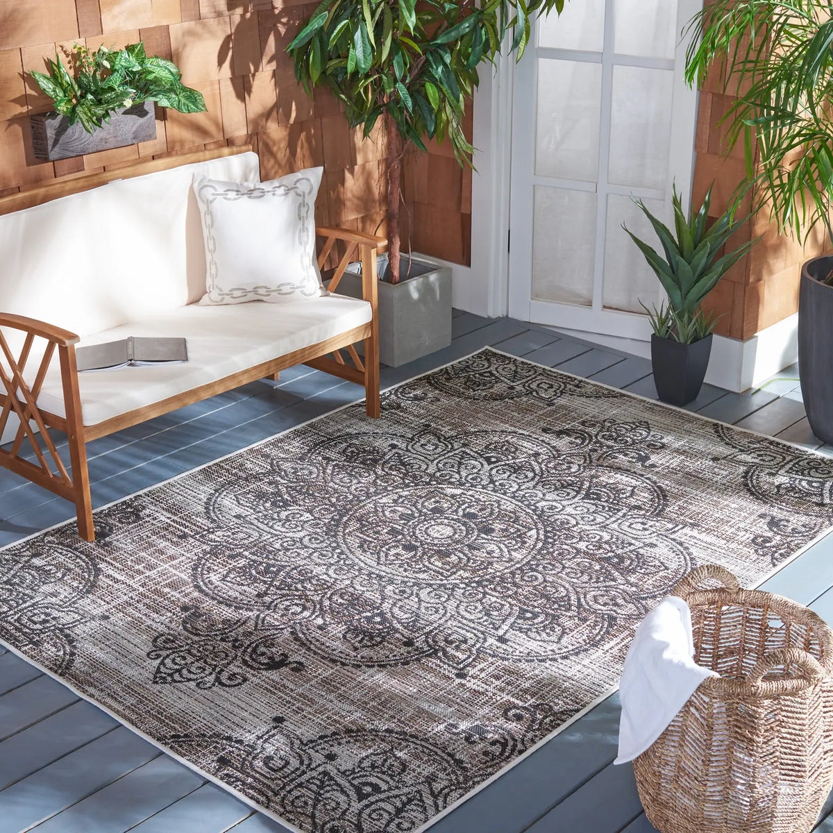 Safavieh Havana 4'-5" x 6'-5" Rug in Light Brown / Black