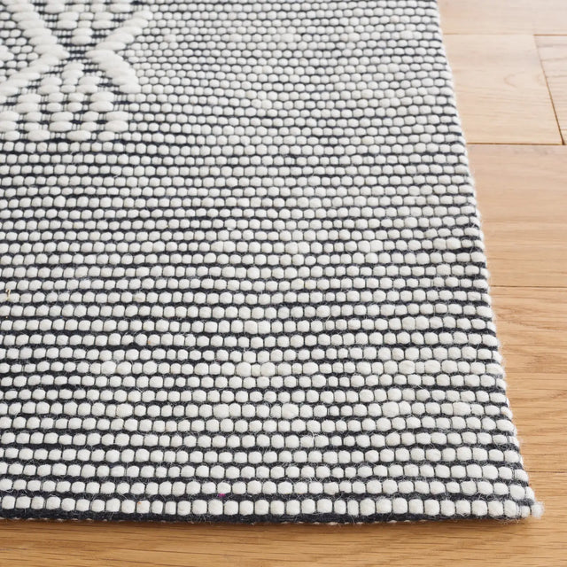 Safavieh Vermont 4'-0" x 6'-0" Rug in Ivory / Black