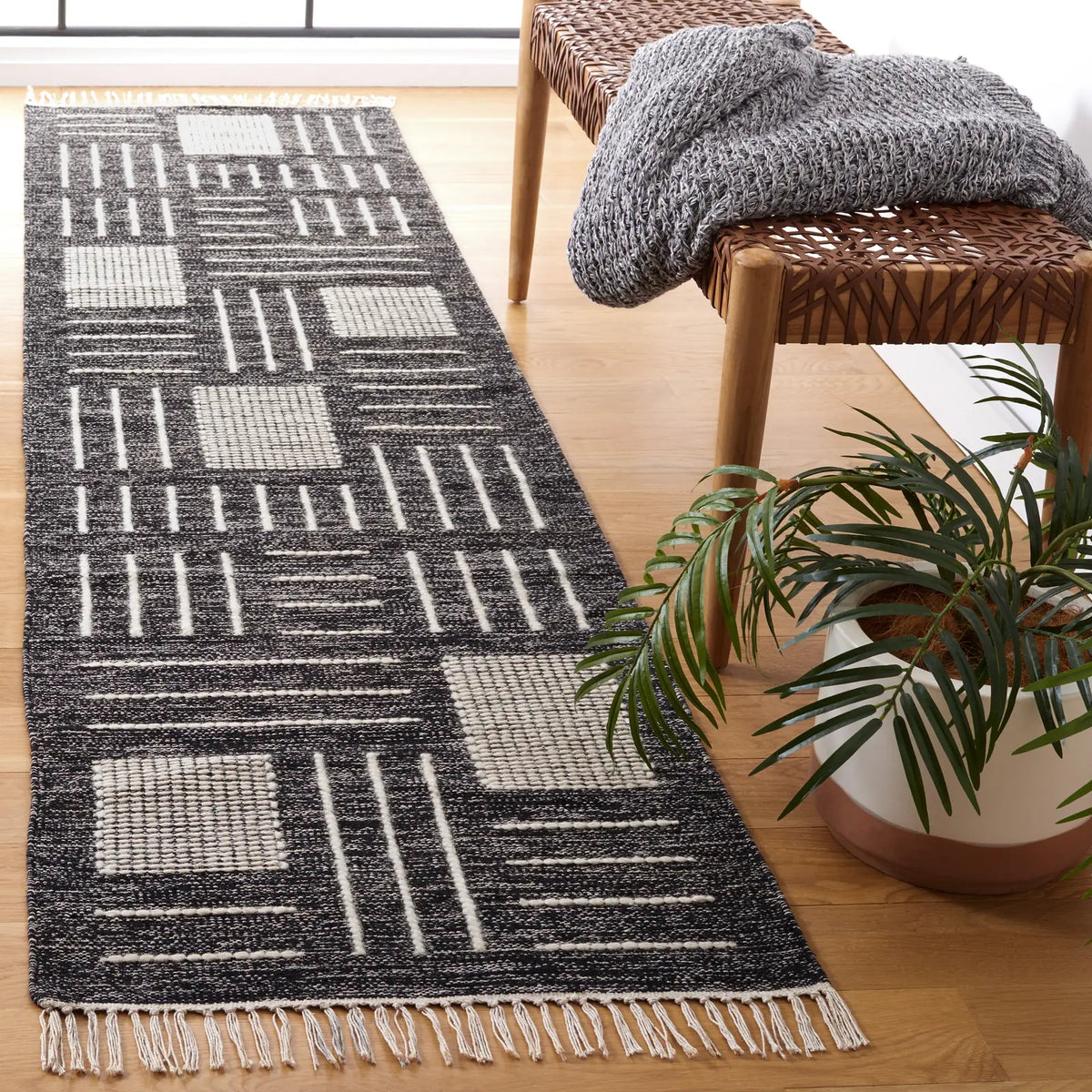 Safavieh Kilim 2'-3" x 9'-0" Rug in Black / Ivory