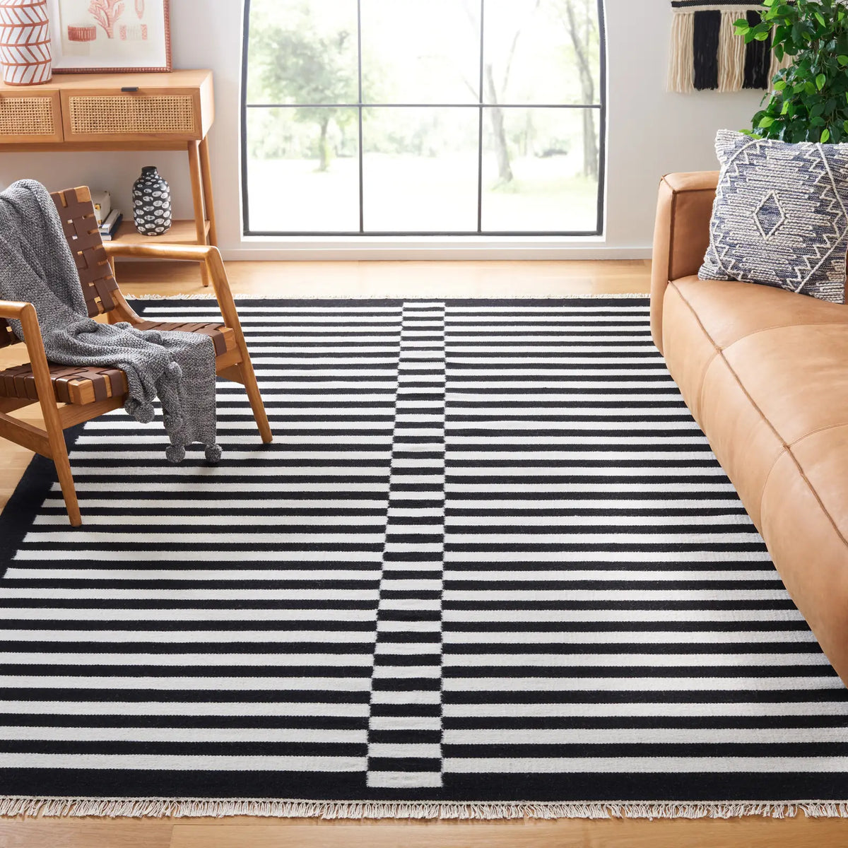 Safavieh Striped Kilim 6'-0" x 9'-0" Rug in Black / Ivory