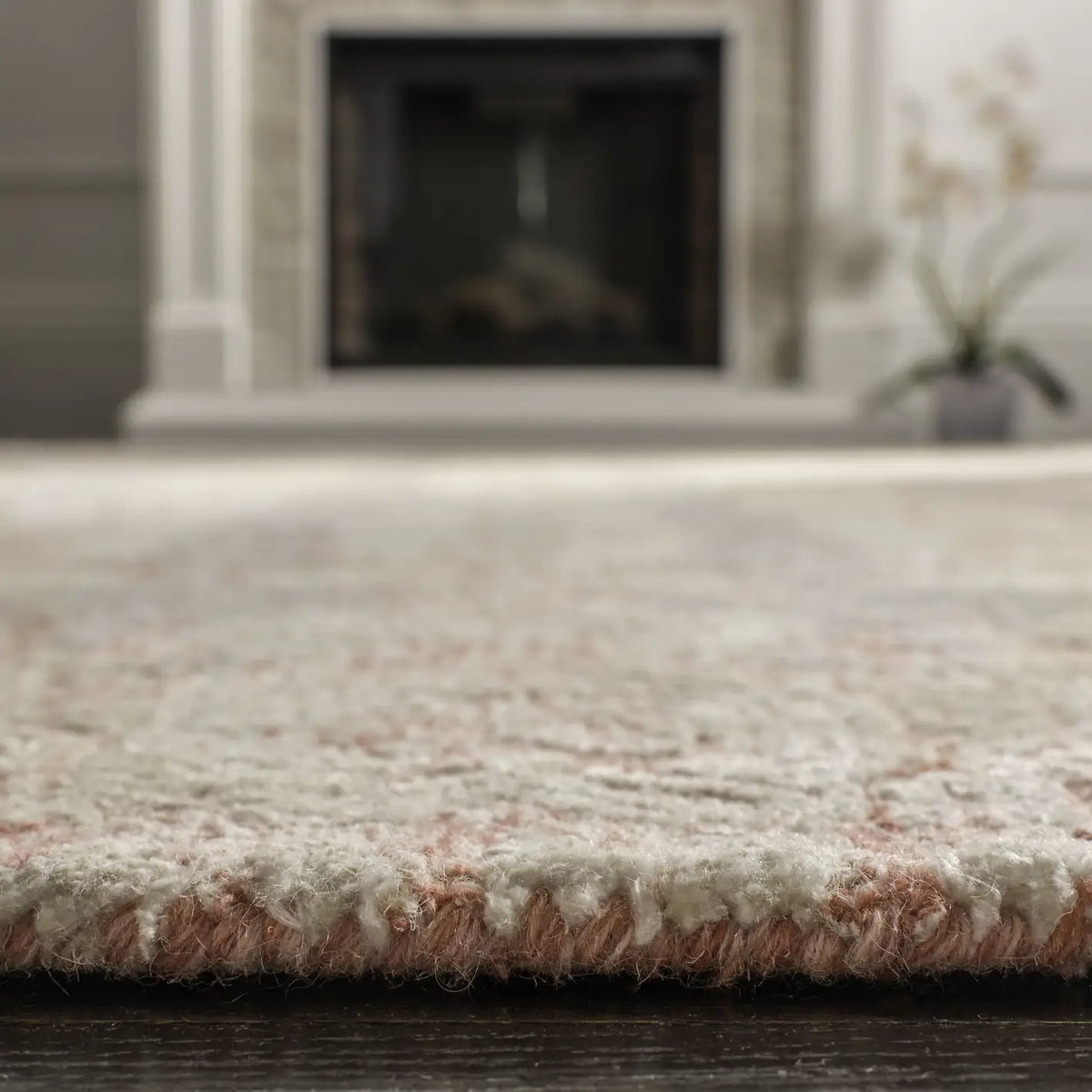 Safavieh Glamour 4'-0" x 6'-0" Rug in Light Pink / Ivory