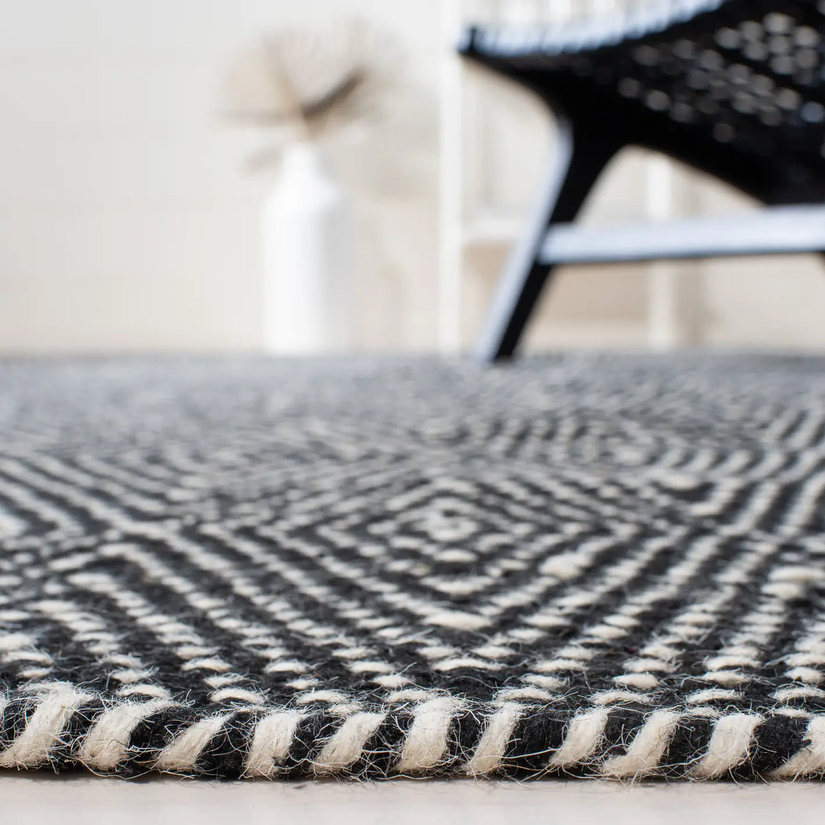 Safavieh Kilim 4'-0" x 6'-0" Rug in Black / Ivory