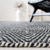 Safavieh Kilim 4'-0" x 6'-0" Rug in Black / Ivory