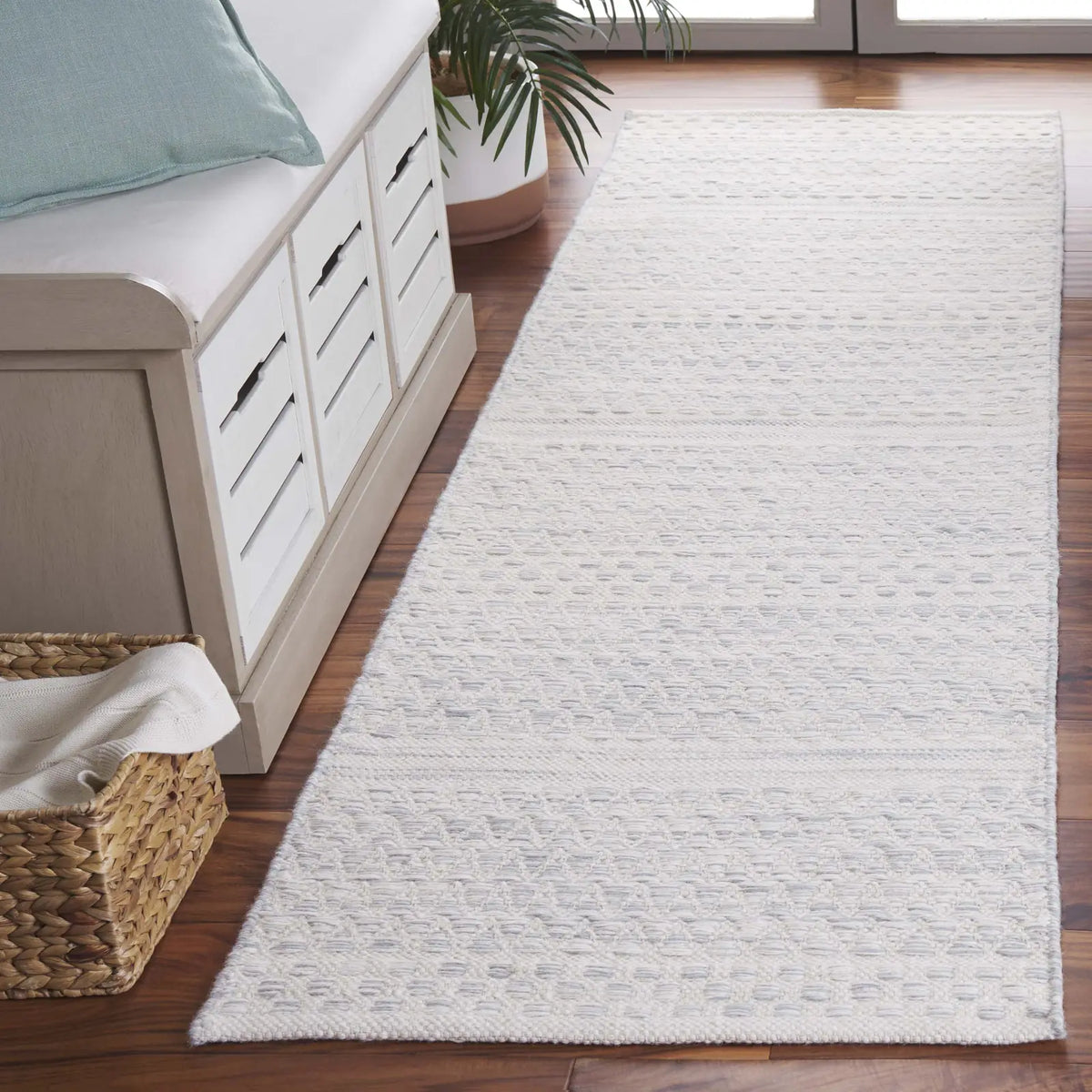 Safavieh Kilim 2'-3" x 8'-0" Rug in Ivory / Grey