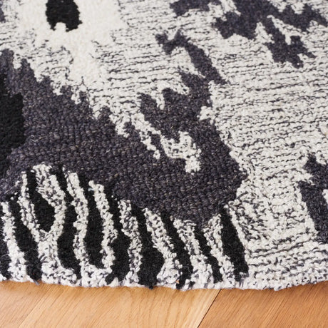 Safavieh Ikat 6'-0" x 6'-0" Rug in Grey / Black