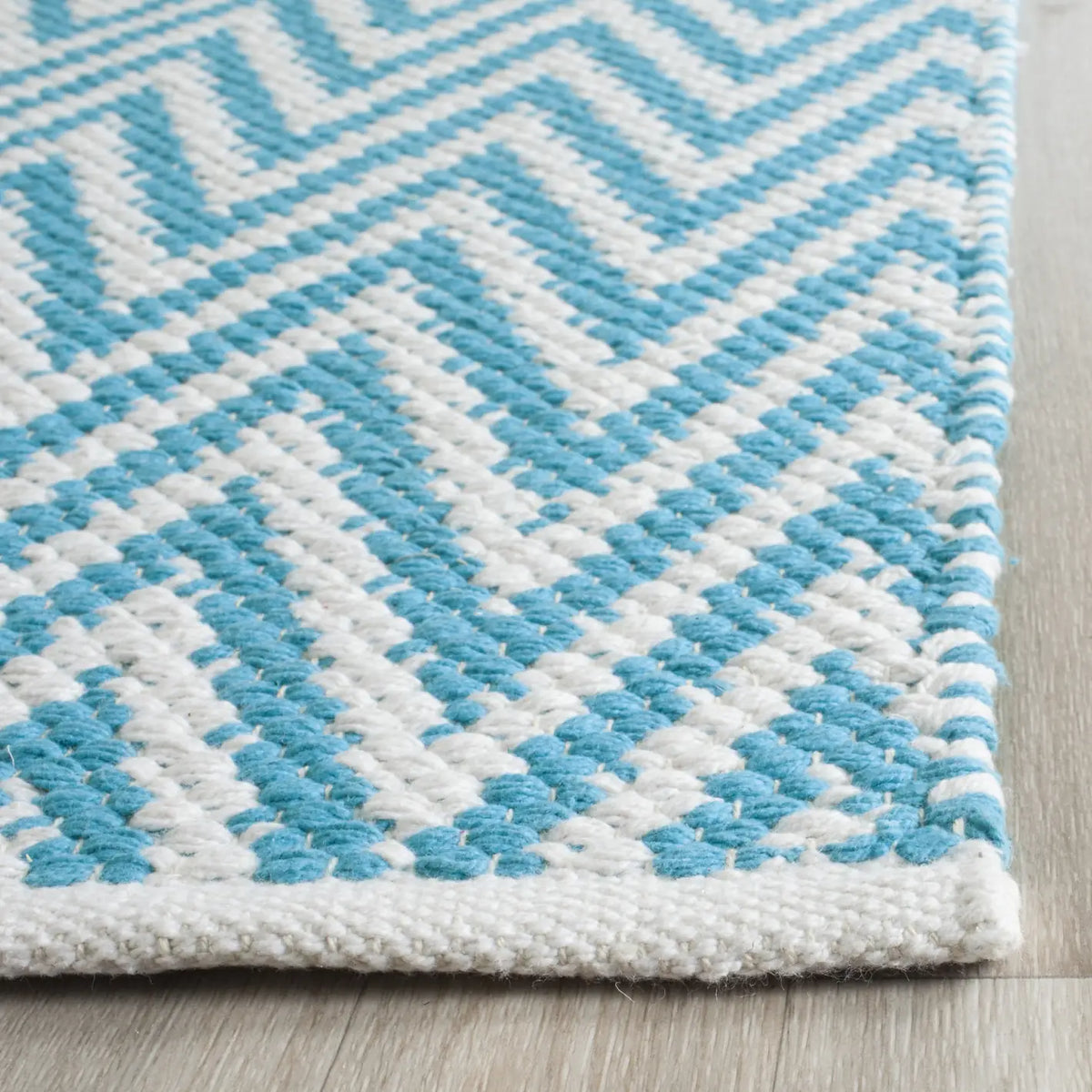 Safavieh Montauk 2'-3" x 7'-0" Rug in Turquoise / Ivory