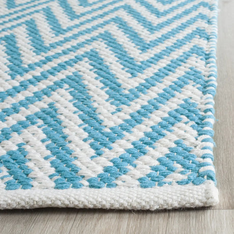Safavieh Montauk 2'-3" x 7'-0" Rug in Turquoise / Ivory