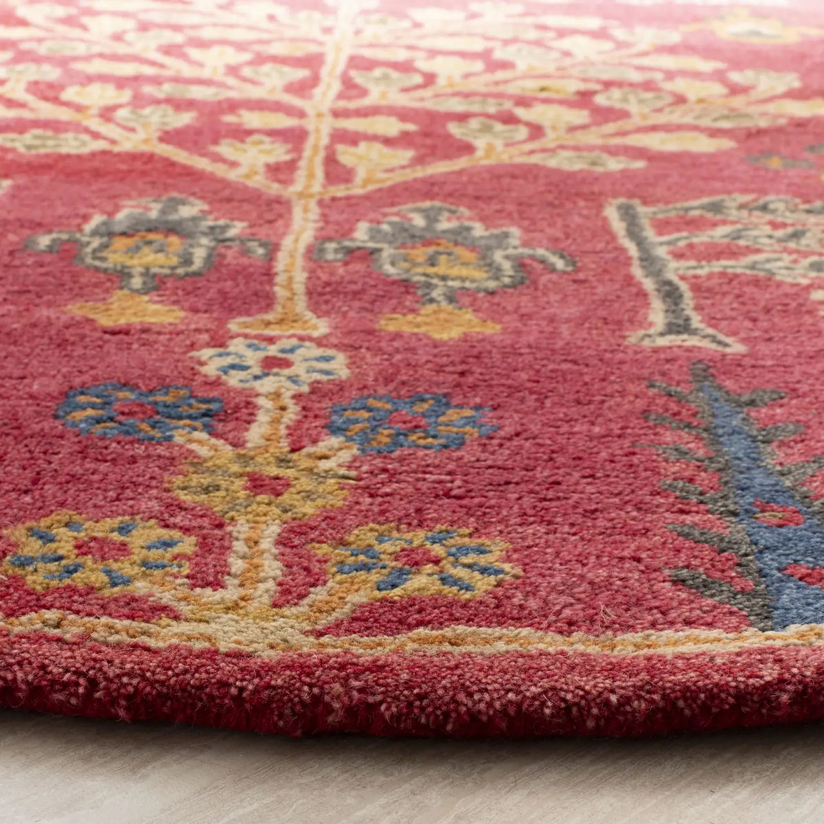 Safavieh Heritage 6'-0" x 6'-0" Rug in Red / Multi