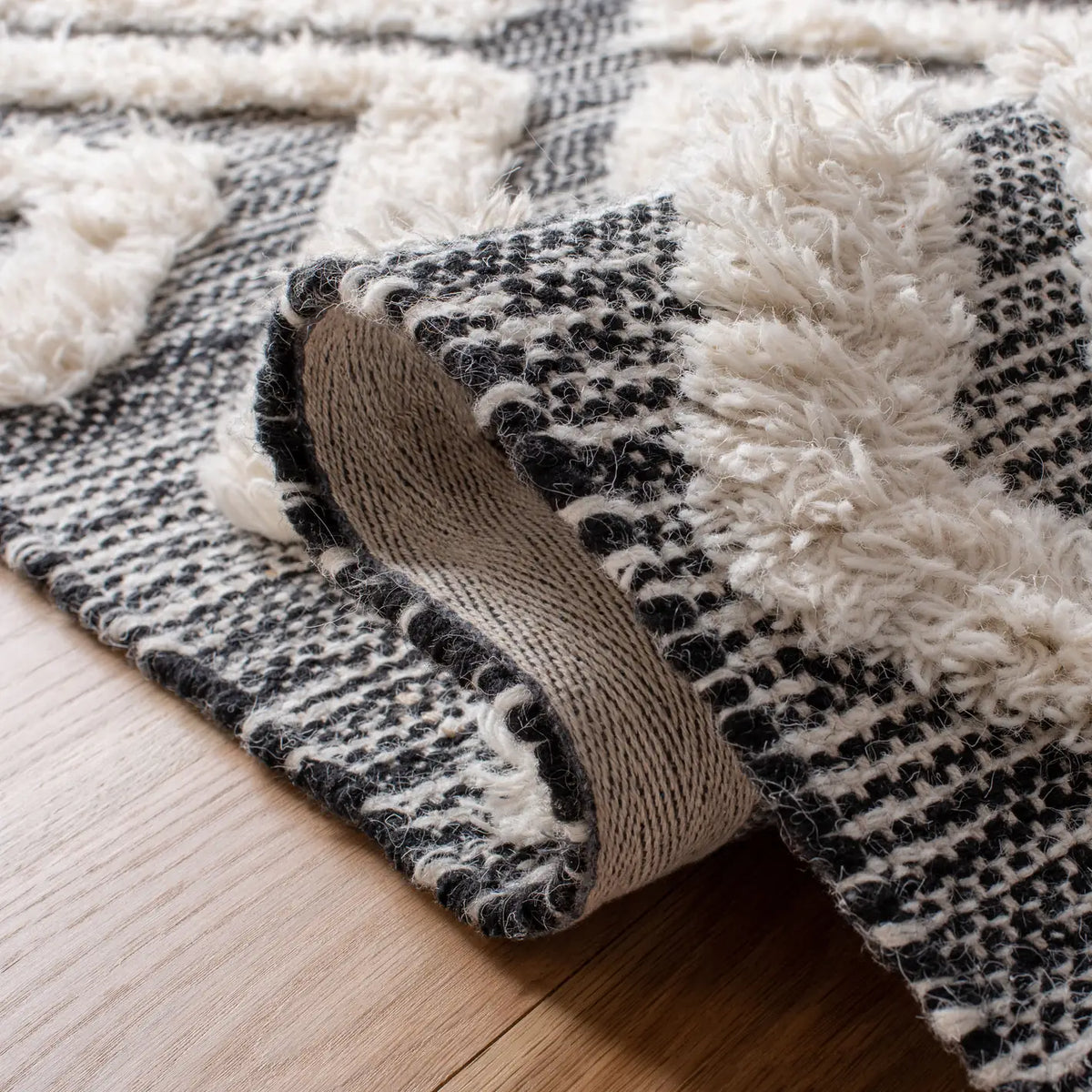 Safavieh Kenya 4'-0" x 6'-0" Rug in Black / Ivory