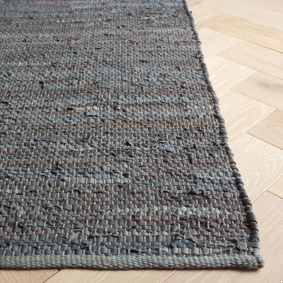 Safavieh Vintage Leather 4'-0" x 6'-0" Rug in Grey