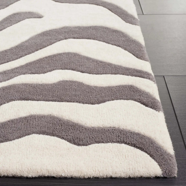 Safavieh Soho 4'-0" x 6'-0" Rug in Ivory / Grey