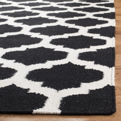 Safavieh Dhurries 4'-0" x 6'-0" Rug in Black / Ivory
