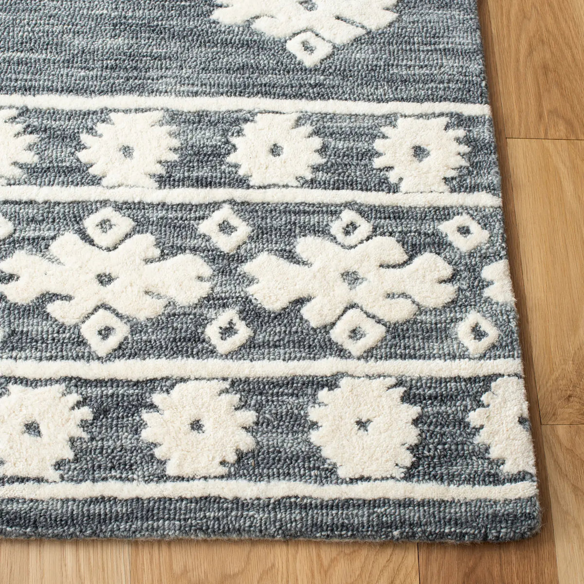Safavieh Aspen 4'-0" x 6'-0" Rug in Dark Grey / Ivory