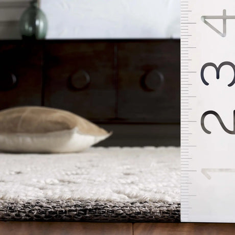 Safavieh Vermont 4'-0" x 6'-0" Rug in Ivory / Grey