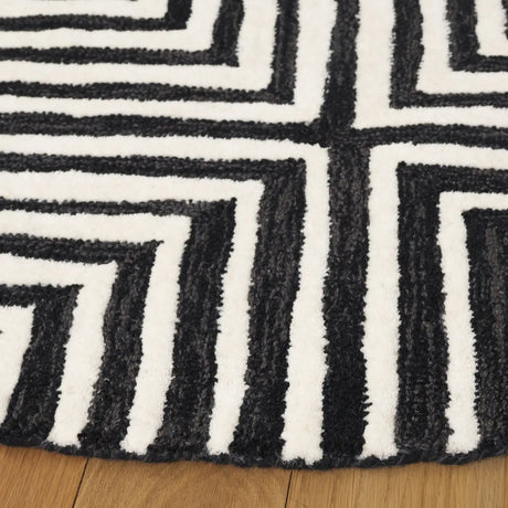 Safavieh Ebony 6'-0" x 6'-0" Rug in Black / Ivory
