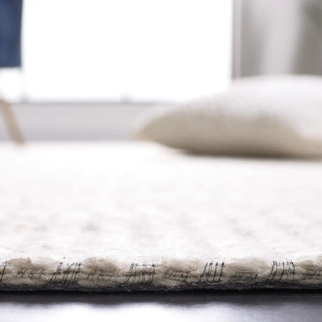 Safavieh Marbella 4'-0" x 6'-0" Rug in Ivory / Beige