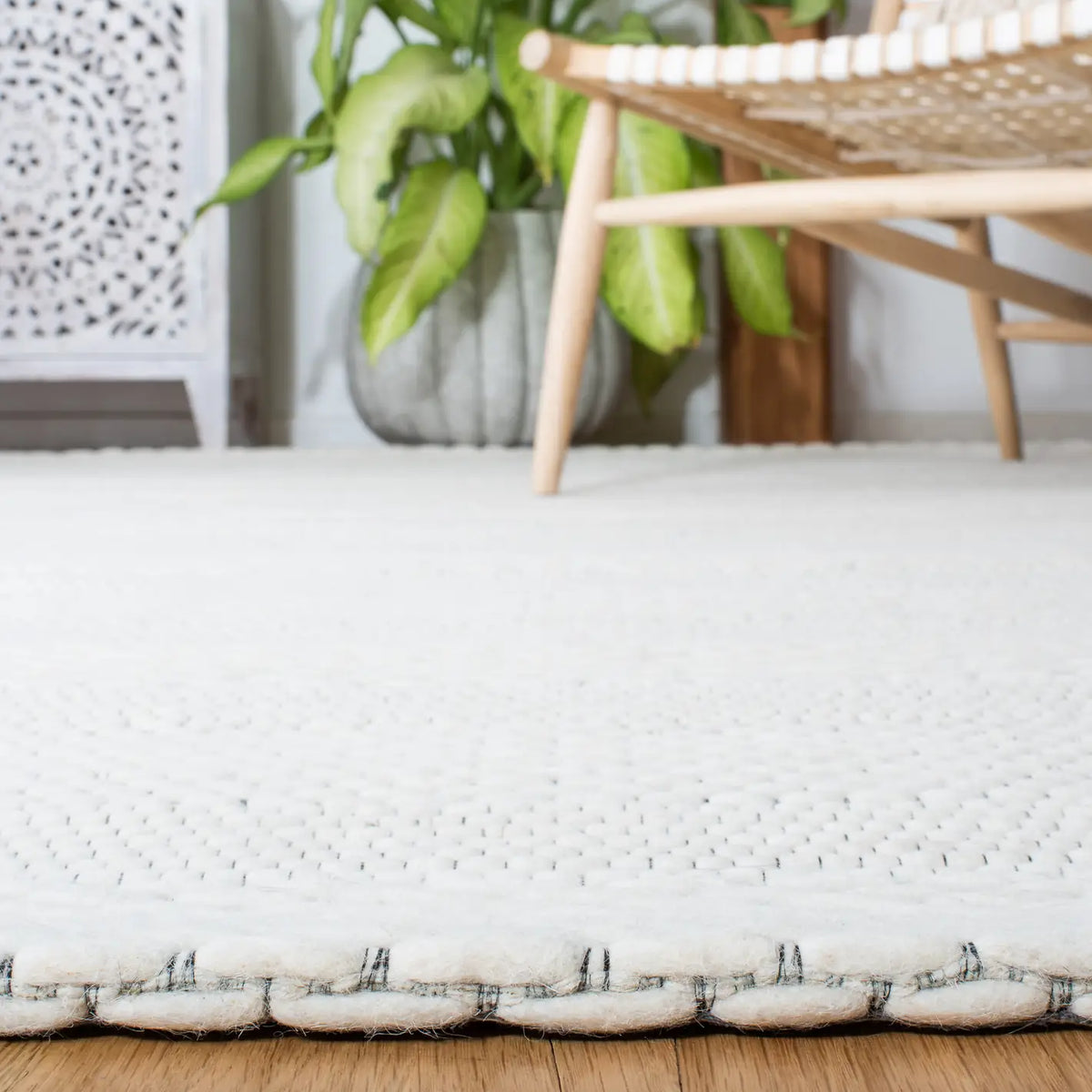 Safavieh Marbella 4'-0" x 6'-0" Rug in Ivory