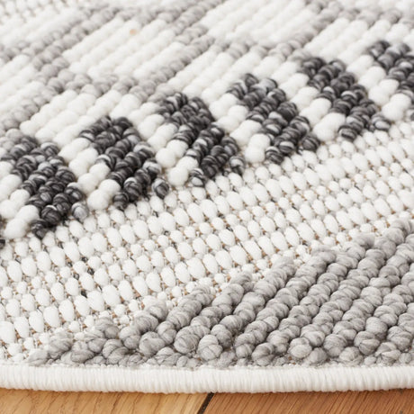Safavieh Lotus 6'-7" x 6'-7" Rug in Ivory / Dark Grey