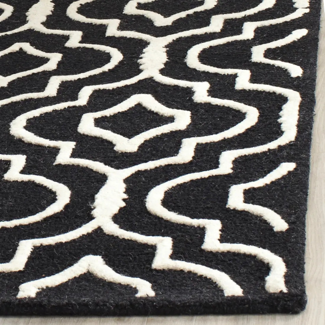 Safavieh Cambridge 4'-0" x 6'-0" Rug in Black / Ivory