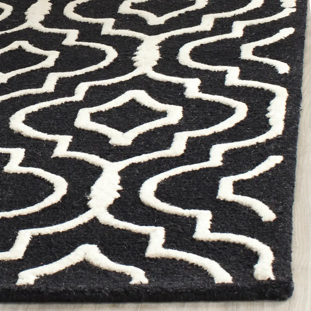 Safavieh Cambridge 4'-0" x 6'-0" Rug in Black / Ivory