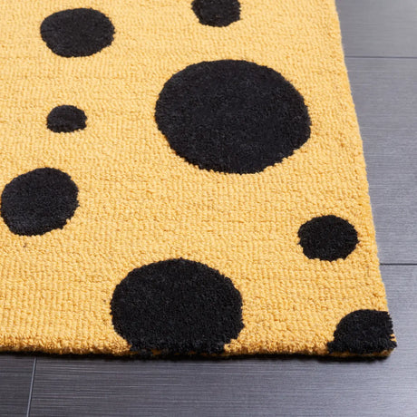 Safavieh Cambridge 4'-0" x 6'-0" Rug in Gold / Black