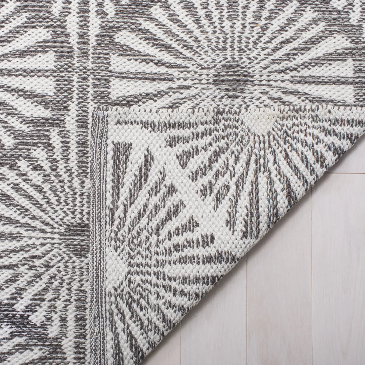 Safavieh Montauk 5'-0" x 8'-0" Rug in Charcoal / Ivory