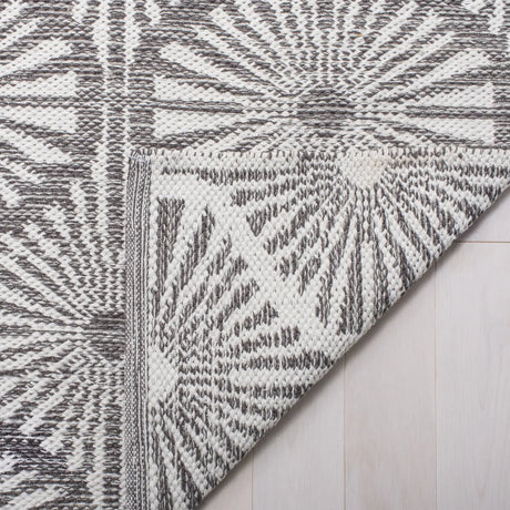 Safavieh Montauk 5'-0" x 8'-0" Rug in Charcoal / Ivory