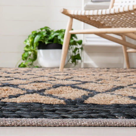 Safavieh Natural Fiber 4'-0" x 6'-0" Rug in Natural / Black