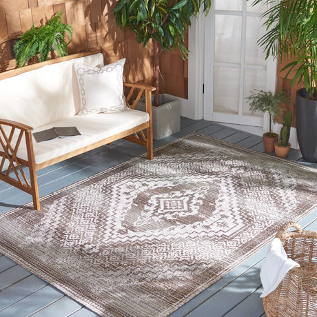 Safavieh Havana 4'-5" x 6'-5" Rug in Light Brown / Ivory