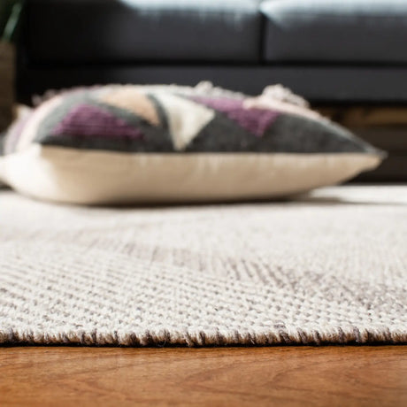 Safavieh Montauk 5'-0" x 8'-0" Rug in Grey