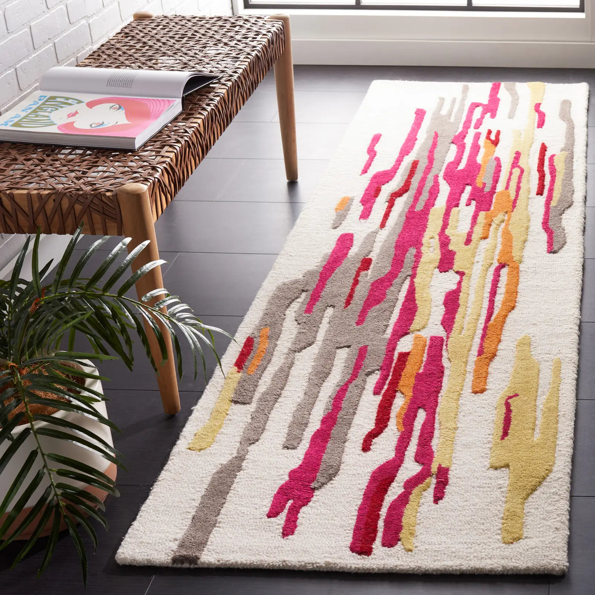 Safavieh Rodeo Drive 2'-3" x 8'-0" Rug in Ivory / Red