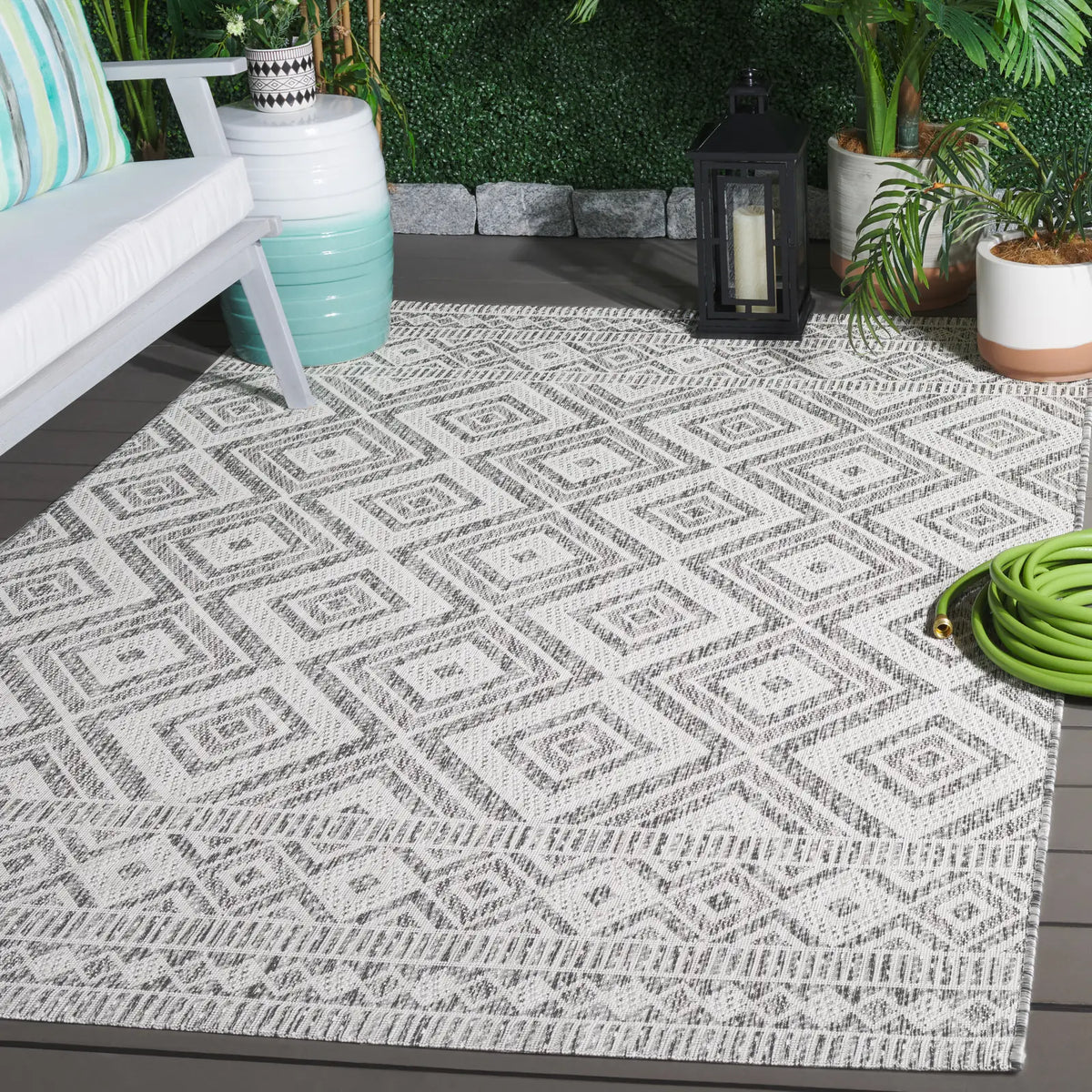Safavieh Courtyard 4'-0" x 5'-7" Rug in Light Grey / Dark Grey