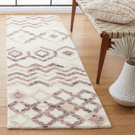Safavieh Casablanca 2'-3" x 8'-0" Rug in Ivory / Pink