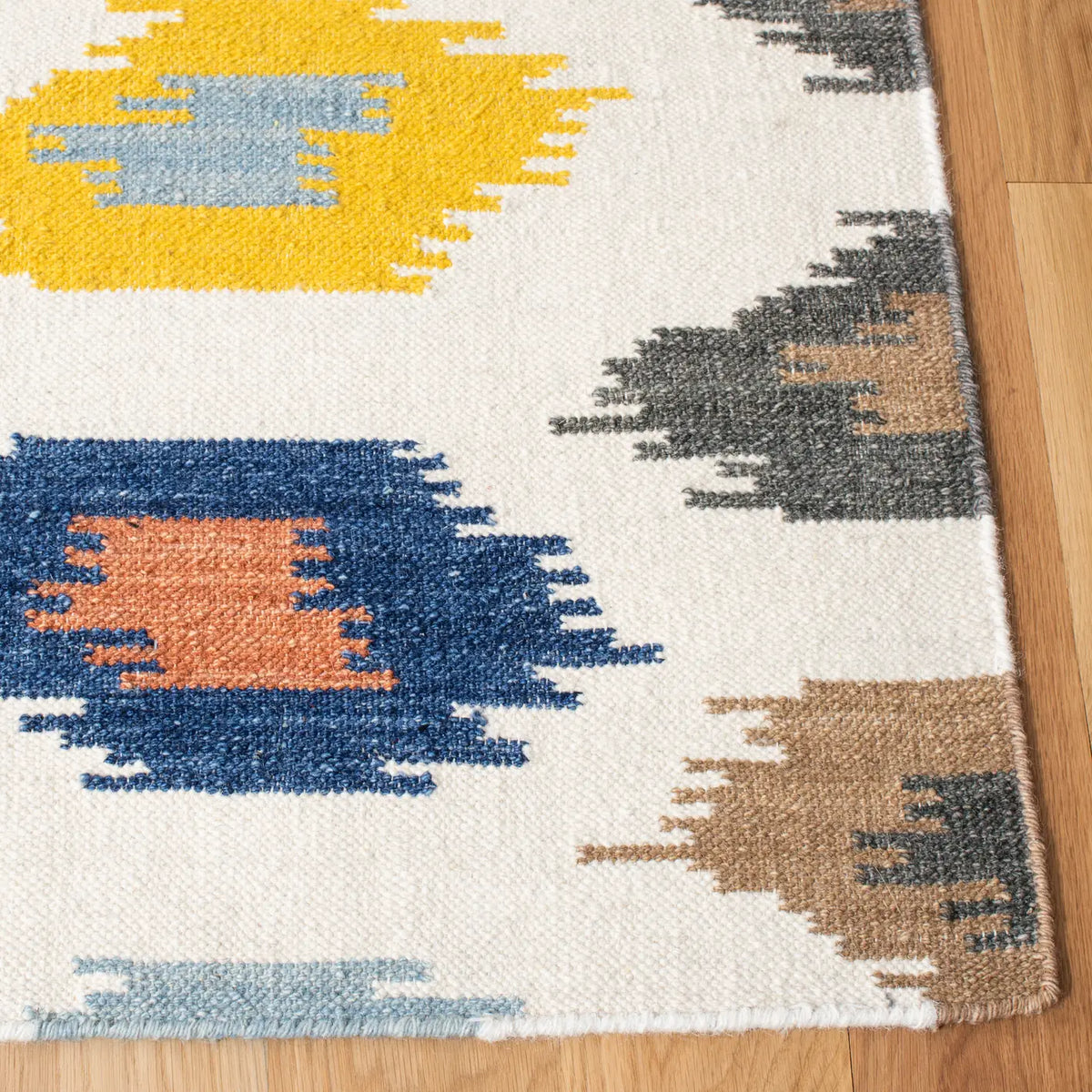 Safavieh Dhurries 5'-0" x 8'-0" Rug in Ivory / Multi