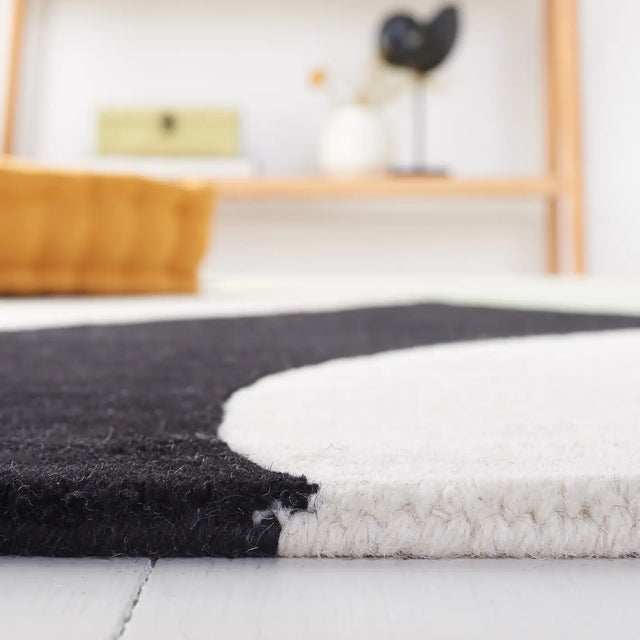 Safavieh Rodeo Drive 4'-0" x 6'-0" Rug in Black / Green